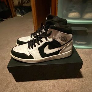 Jordan 1 mid black/white